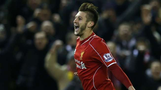 Pemain Liverpool Adam Lallana merayakan golnya ke gawang Swansea City di Anfield (30/12).REUTERS/Phil Noble