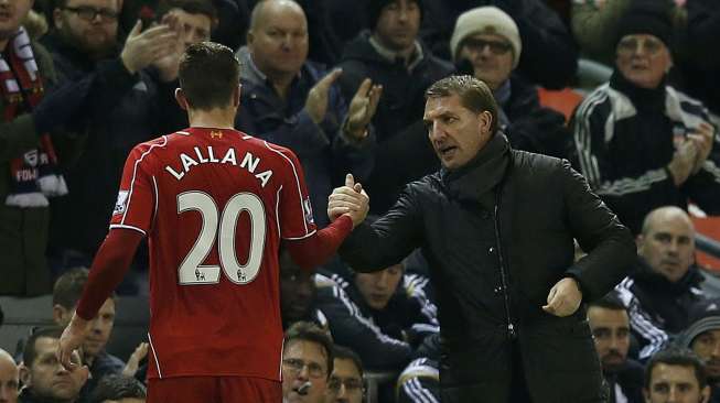 Manajer Liverpool Brendan Rodgers (kanan) memberikan selamat kepada Adam Lallana yang mencetak dua gol ke gawang Swansea City. REUTERS/Phil Noble