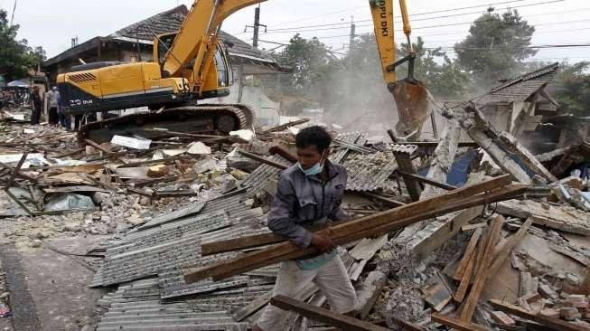  Sebanyak 339 bangunan liar tersebut dibongkar karena berdiri diatas lahan milik PT. KAI dan Pemprov. DKI. 