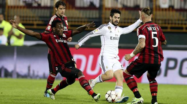 Pemain Real Madrid Isco mempertahankan bola dari hadangan pemain AC Milan Philippe Mexes (kanan) dan Michael Essien. REUTERS/Stringer/SPORT SOCCER