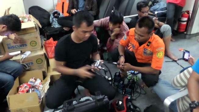 Tim Basarnas melakukan persiapan penyelaman untuk mengevakuasi serpihan AirAsia dari kapal Basarnas, Rabu (31/12). [suara.com/Bowo Raharjo]