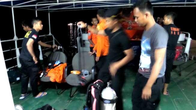 Tim Basarnas melakukan persiapan penyelaman untuk mengevakuasi serpihan AirAsia dari kapal Basarnas, Rabu (31/12). [suara.com/Bowo Raharjo]