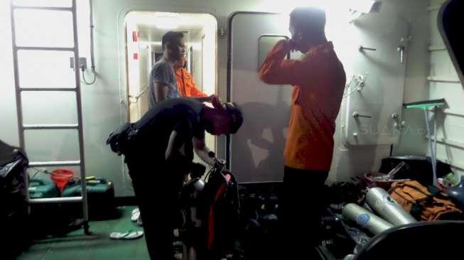 Tim Basarnas melakukan persiapan penyelaman untuk mengevakuasi serpihan AirAsia dari kapal Basarnas, Rabu (31/12). [suara.com/Bowo Raharjo]