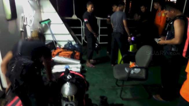 Tim Basarnas melakukan persiapan penyelaman untuk mengevakuasi serpihan AirAsia dari kapal Basarnas, Rabu (31/12). [suara.com/Bowo Raharjo]