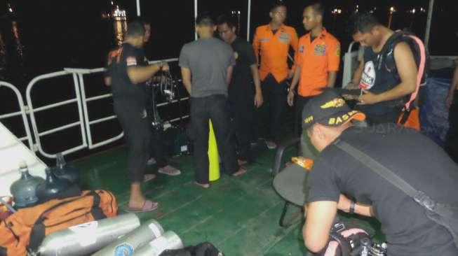 Tim Basarnas melakukan persiapan penyelaman untuk mengevakuasi serpihan AirAsia dari kapal Basarnas, Rabu (31/12). [suara.com/Bowo Raharjo]