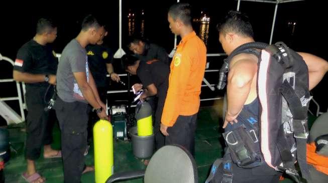 Tim Basarnas melakukan persiapan penyelaman untuk mengevakuasi serpihan AirAsia dari kapal Basarnas, Rabu (31/12). [suara.com/Bowo Raharjo]