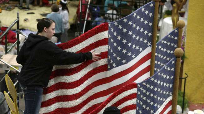 Persiapan parade bunga di Pasadena [Reuters/Jonathan Alcorn]