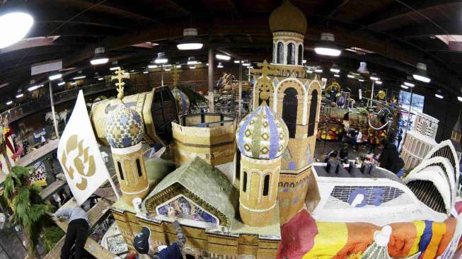 Persiapan parade bunga mawar di Pasadena [Reuters/Jonathan Alcorn]