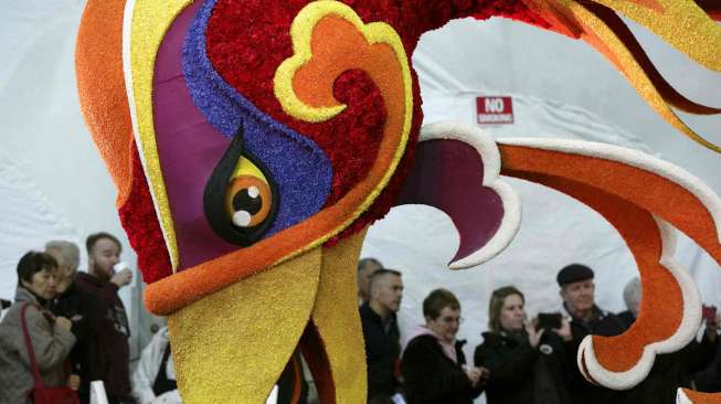 Persiapan parade bunga mawar di Pasadena [Reuters/Jonathan Alcorn]