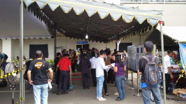 Karangan Bunga Mulai Berdatangan di Posko Bandara Juanda