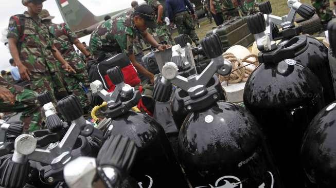 Sebanyak 47 penyelam personel TNI dari berbagai satuan tiba di Pangkalan Bun, Kalimantan Tengah, Rabu (31/12). [suara.com/Kurniawan Mas'ud]