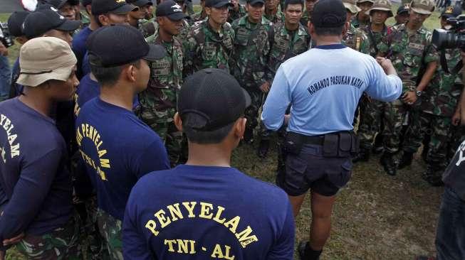 Sebanyak 47 penyelam personel TNI dari berbagai satuan tiba di Pangkalan Bun, Kalimantan Tengah, Rabu (31/12). [suara.com/Kurniawan Mas'ud]