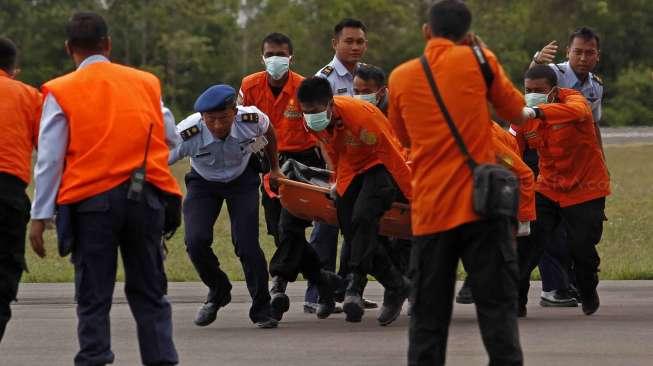 Petugas Basarnas menurunkan 2 jenazah korban jatuhnya pesawat AirAsia QZ8501 dari KRI Bung Tomo saat evakuasi di Pangkalan Bun, Lanud Iskandar, Kalteng, Rabu (31/12). [suara.com/Kurniawan Mas'ud]