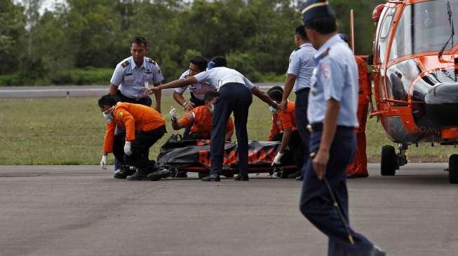 Petugas Basarnas menurunkan 2 jenazah korban jatuhnya pesawat AirAsia QZ8501 dari KRI Bung Tomo saat evakuasi di Pangkalan Bun, Lanud Iskandar, Kalteng, Rabu (31/12). [suara.com/Kurniawan Mas'ud]