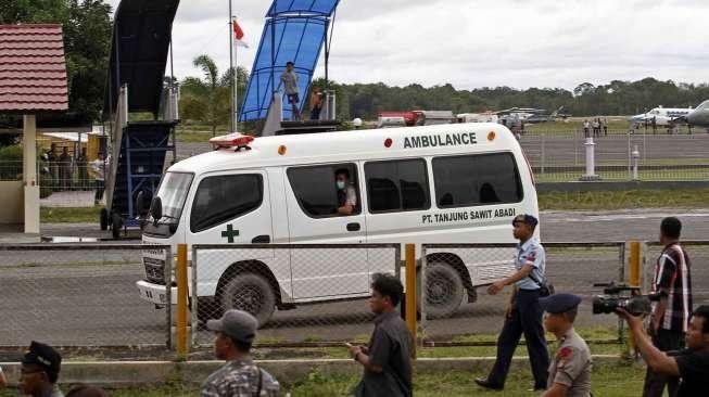 Petugas Basarnas membawa 2 jenazah korban jatuhnya pesawat AirAsia QZ8501 dari KRI Bung Tomo saat evakuasi ke Pangkalan Bun, Lanud Iskandar, Kalteng, Rabu (31/12). [suara.com/Kurniawan Mas'ud]