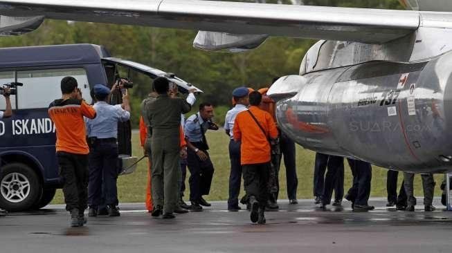 Dua jenazah korban AirAsia diterbangkan ke Surabaya menggunakan pesawat milik TNI Angkatan Udara, Rabu (31/12). [suara.com/Kurniawan Mas'ud]