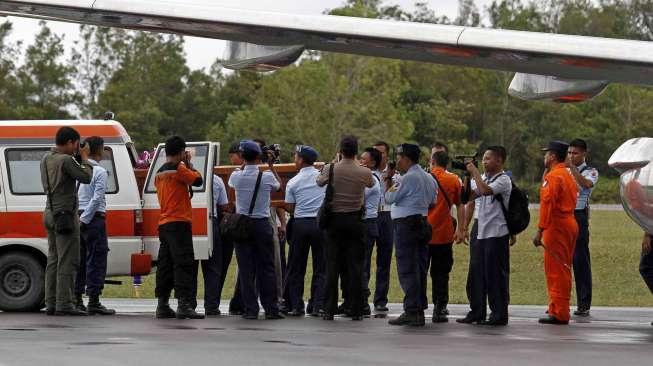 Dua jenazah korban AirAsia diterbangkan ke Surabaya menggunakan pesawat milik TNI Angkatan Udara, Rabu (31/12). [suara.com/Kurniawan Mas'ud]