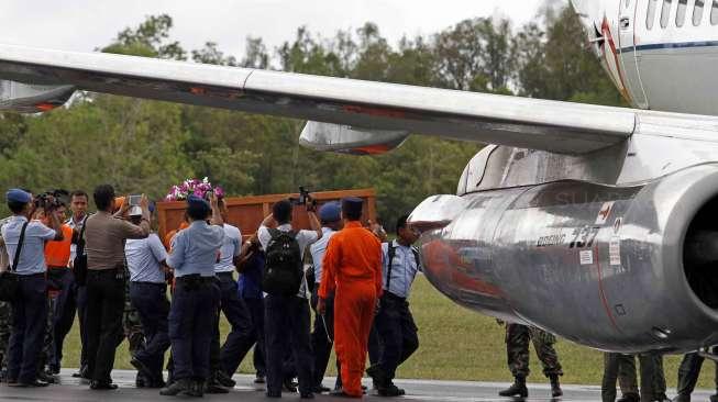 Dua jenazah korban AirAsia diterbangkan ke Surabaya menggunakan pesawat milik TNI Angkatan Udara, Rabu (31/12). [suara.com/Kurniawan Mas'ud]