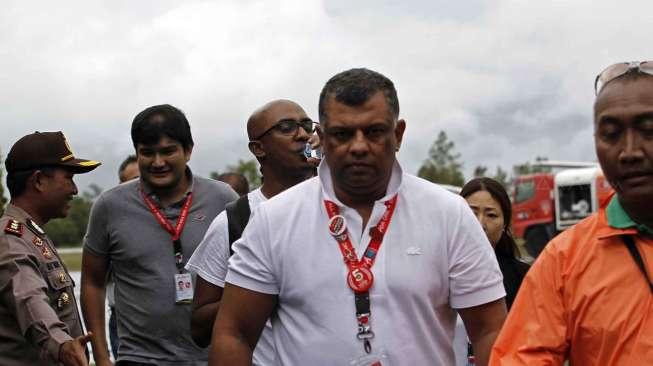 CEO AirAsia Tony Fernandes kunjungi Lanud Iskandar, Pangkalan Bun, Kalimantan Tengah, Rabu (31/12). [suara.com/Kurniawan Mas'ud]