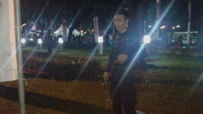 Ratusan Petugas Jaga Ketat Rumput Taman dari Injakkan Warga