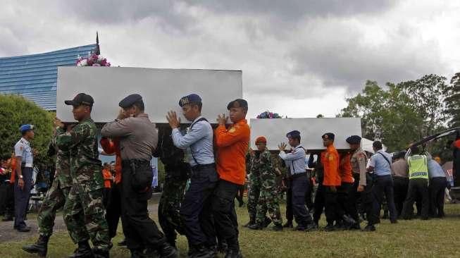 Empat peti jenazah korban AirAsia diterbangkan ke Surabaya dari Lanud Pangkalan Bun, Kalteng, Kamis (1/1). [suara.com/Kurniawan Mas'ud]