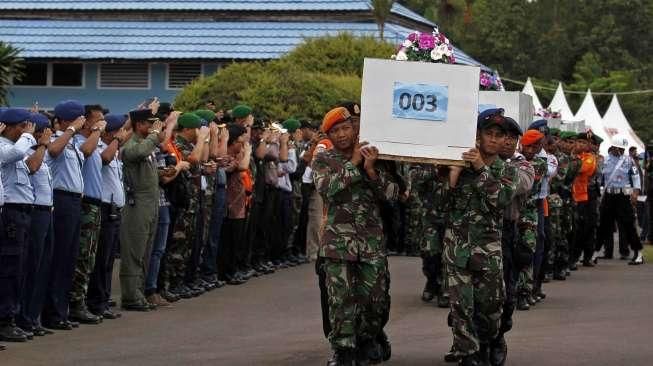 Dua Jenazah Penumpang AirAsia Terbang ke Surabaya Petang Ini