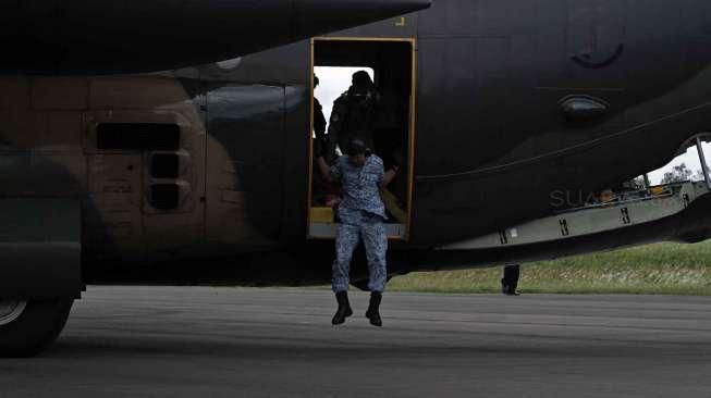 Pesawat Hercules milik Angkatan Udara Singapura mengirimkan bantuan alat sonar pendeteksi logam ke Posko Tim SAR di Lanud Iskandar Pangkalan Bun, Kalimantan Tengah, Kamis (1/1). [suara.com/Kurniawan Mas'ud]