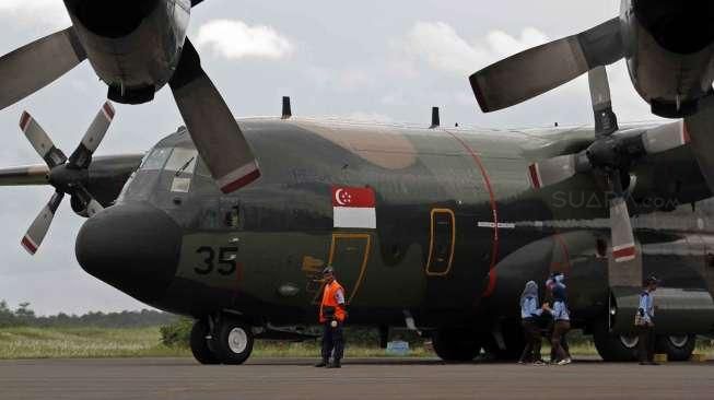 Pesawat Hercules milik Angkatan Udara Singapura mengirimkan bantuan alat sonar pendeteksi logam ke Posko Tim SAR di Lanud Iskandar Pangkalan Bun, Kalimantan Tengah, Kamis (1/1). [suara.com/Kurniawan Mas'ud]