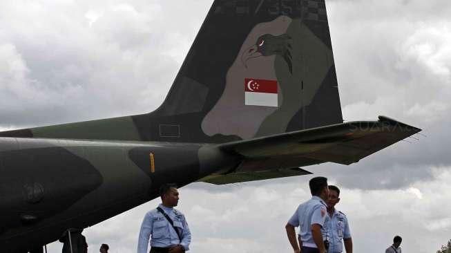 Pesawat Hercules milik Angkatan Udara Singapura mengirimkan bantuan alat sonar pendeteksi logam ke Posko Tim SAR di Lanud Iskandar Pangkalan Bun, Kalimantan Tengah, Kamis (1/1). [suara.com/Kurniawan Mas'ud]