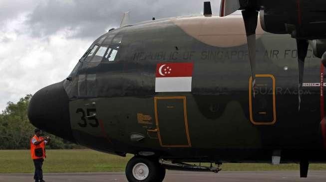 Pesawat Hercules milik Angkatan Udara Singapura mengirimkan bantuan alat sonar pendeteksi logam ke Posko Tim SAR di Lanud Iskandar Pangkalan Bun, Kalimantan Tengah, Kamis (1/1). [suara.com/Kurniawan Mas'ud]