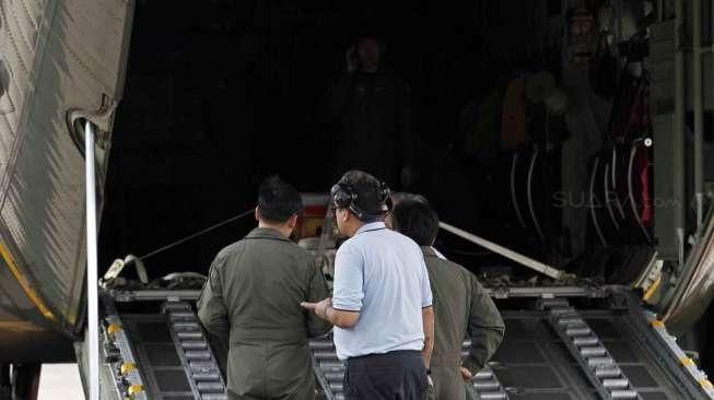 Pesawat Hercules milik Angkatan Udara Singapura mengirimkan bantuan alat sonar pendeteksi logam ke Posko Tim SAR di Lanud Iskandar Pangkalan Bun, Kalimantan Tengah, Kamis (1/1). [suara.com/Kurniawan Mas'ud]