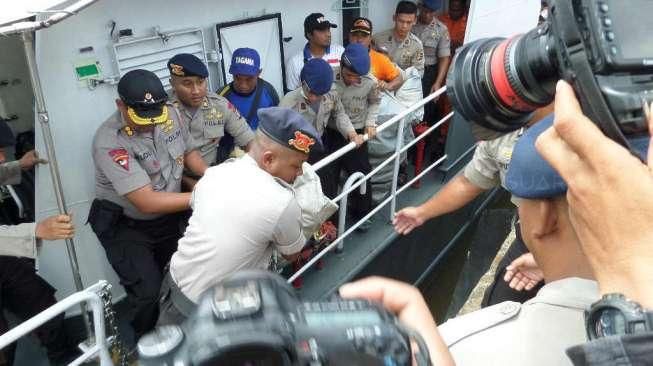 Tim SAR menemukan serpihan pesawat AirAsia yang kemudian dibawa ke Pelabuhan Kumai, Kalteng, Kamis (1/1). [suara.com/Bowo Raharjo]