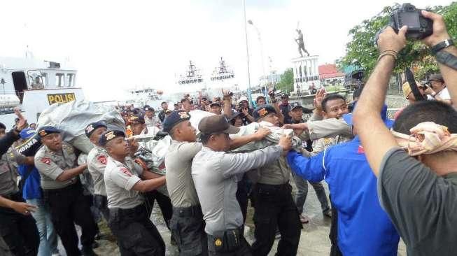 Tim SAR menemukan serpihan pesawat AirAsia yang kemudian dibawa ke Pelabuhan Kumai, Kalteng, Kamis (1/1). [suara.com/Bowo Raharjo]