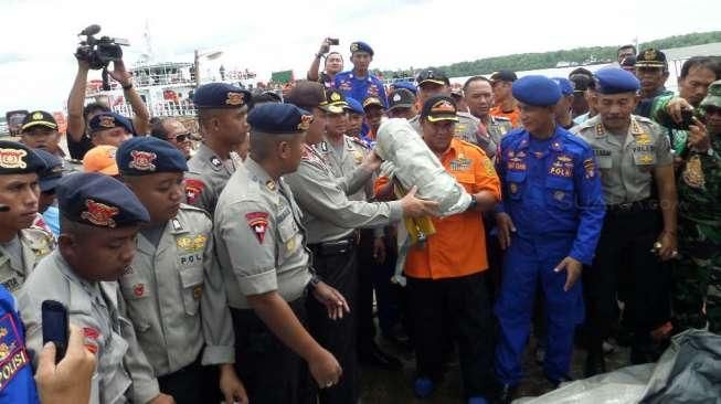 Tangga Darurat dan Tabung AirAsia Ditemukan
