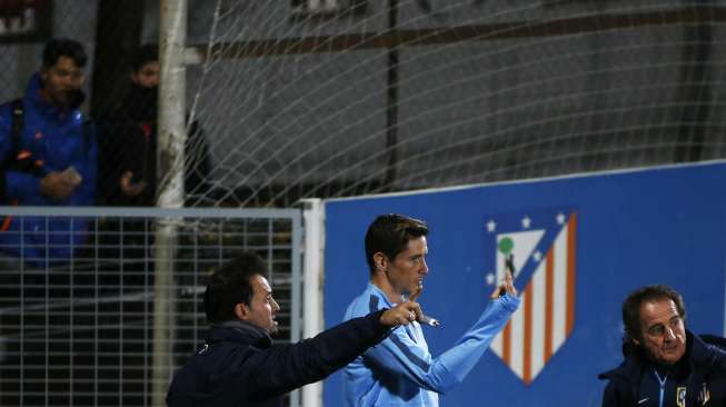 Fernando Torres (tengah) berbicara dengan trainer Oscar Ortega (kanan) di tempat latihan Atletico Madrid di Majadahonda, dekat kota Madrid. REUTERS/Susana Vera