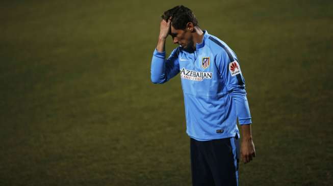 Fernando Torres melakukan latihan pertamanya di tempat latihan Atletico Madrid di Majadahonda, dekat kota Madrid. REUTERS/Susana Vera.