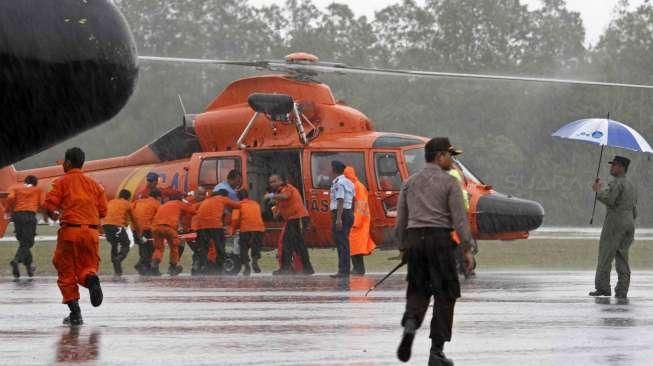 Tim Basarnas mengevakuasi satu lagi jenazah korban AirAsia QZ8501 ke Lanud Iskandar Pangkalan Bun, Kalimantan Tengah, Kamis (1/1). [suara.com/Kurniawan Mas'ud]