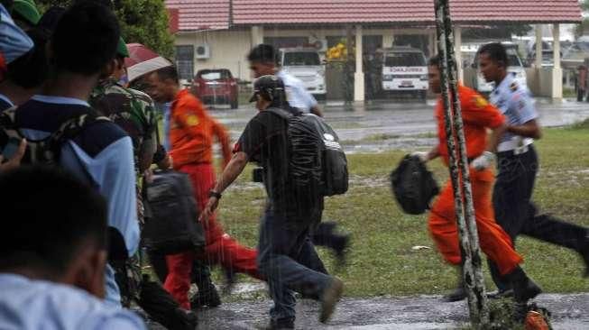 Tim Basarnas mengevakuasi satu lagi jenazah korban AirAsia QZ8501 ke Lanud Iskandar Pangkalan Bun, Kalimantan Tengah, Kamis (1/1). [suara.com/Kurniawan Mas'ud]