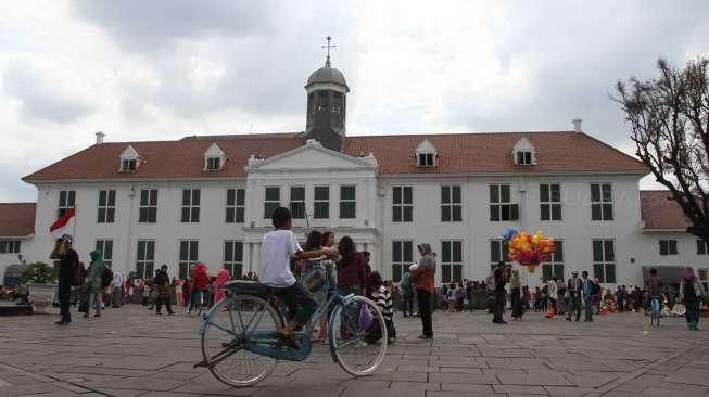 Warga Jakarta memilih menghabiskan libur tahun baru 2015 di kawasan wisata Kota Tua, Jakarta, Kamis (1/1). [suara.com/Oke Atmaja]