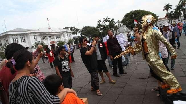 Warga Jakarta memilih menghabiskan libur tahun baru 2015 di kawasan wisata Kota Tua, Jakarta, Kamis (1/1). [suara.com/Oke Atmaja]