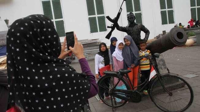 Warga Jakarta memilih menghabiskan libur tahun baru 2015 di kawasan wisata Kota Tua, Jakarta, Kamis (1/1). [suara.com/Oke Atmaja]