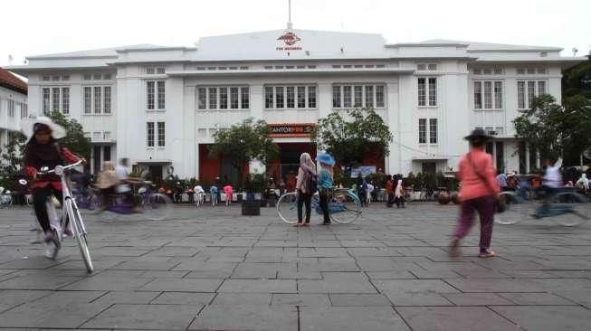 Warga Jakarta memilih menghabiskan libur tahun baru 2015 di kawasan wisata Kota Tua, Jakarta, Kamis (1/1). [suara.com/Oke Atmaja]