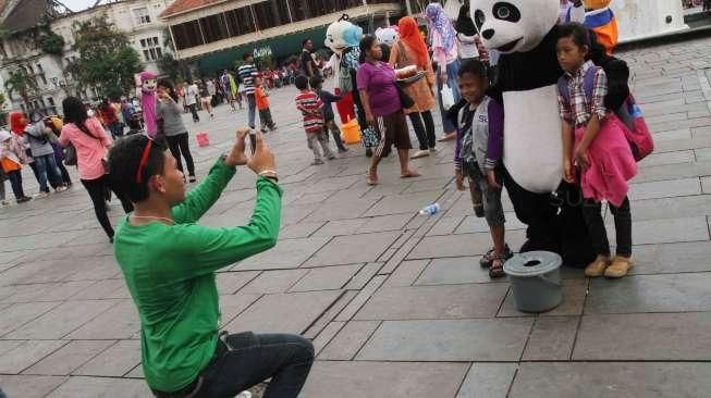 Warga Jakarta memilih menghabiskan libur tahun baru 2015 di kawasan wisata Kota Tua, Jakarta, Kamis (1/1). [suara.com/Oke Atmaja]