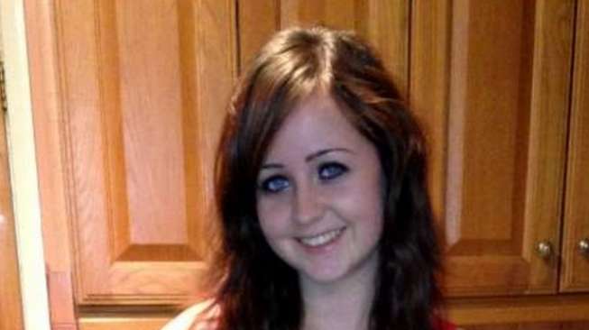 Berkat Gaun Ketat, Gadis Manis Ini Lolos dari Maut