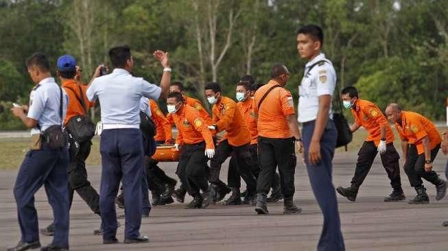 6 Jenazah AirAsia Ditemukan Kapal Perang Amerika