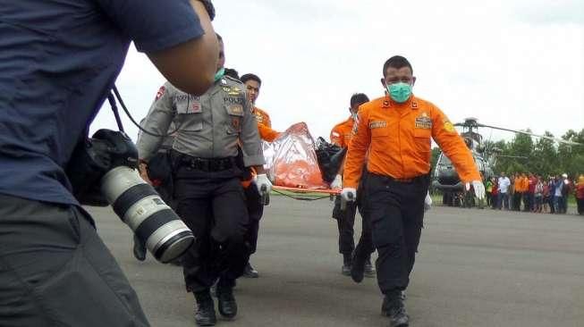 12 Jenazah Korban AirAsia Dikirim ke Surabaya Siang ini