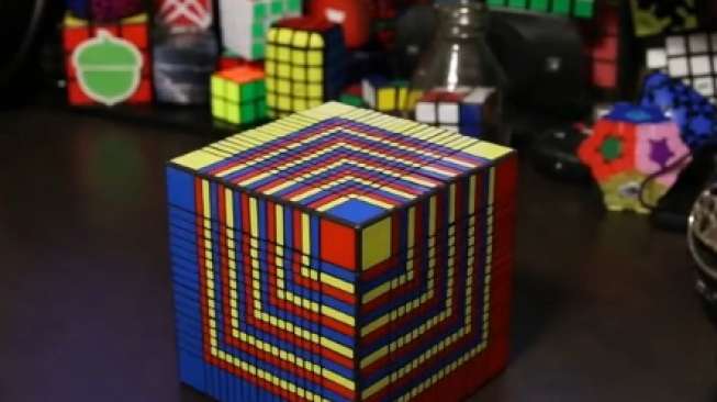 Video: Rubik Raksasa Diselesaikan dalam Tujuh Jam