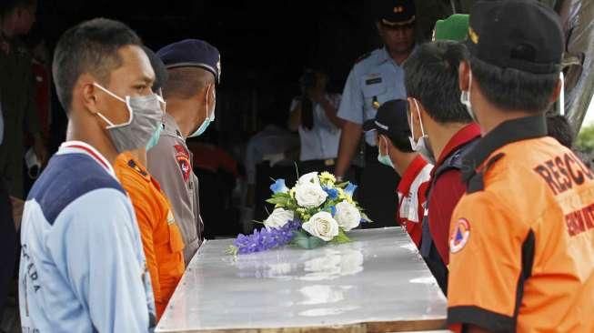 Merah Putih Berkibar Setengah Tiang untuk Tragedi AirAsia