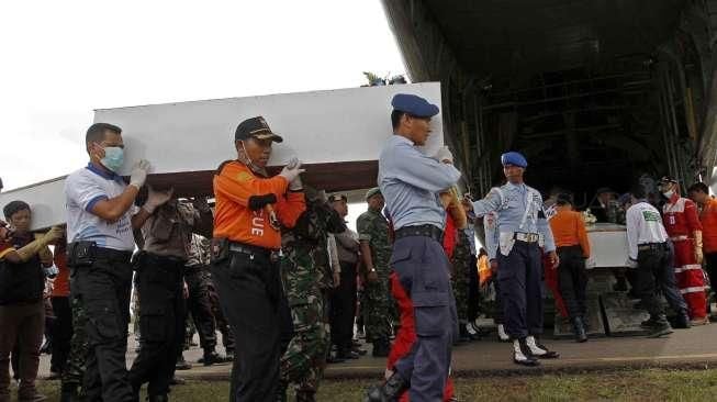 Tim SAR Bongkar Kuburan 3 Jenazah Korban AirAsia