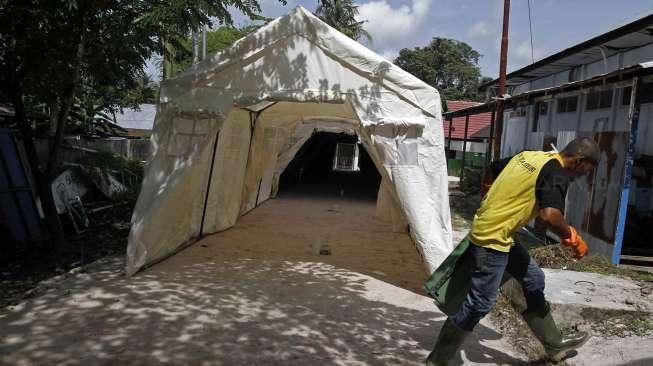 Pemda Kotawaringin Barat menyediakan lemari pendingin (cold storage) berukuran besar, ruang identifikasi, serta jumlah peti untuk menampung jenazah korban pesawat Air Asia QZ8501. [suara.com/Kurniawan Mas'ud]